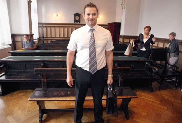 Krog ljudi, ki jim Janša zaupa, ni le zelo ozek. Sestavljen je tudi iz posameznikov, ki so predsedniku vlade lojalnost dokazali ob njegovih največjih kazenskopravnih izkušnjah. Eden izmed teh je tudi Janšev cimer iz zapora na Dobu, njegov osebni svetovalec Rok Snežič, doktor davčnih utaj. /