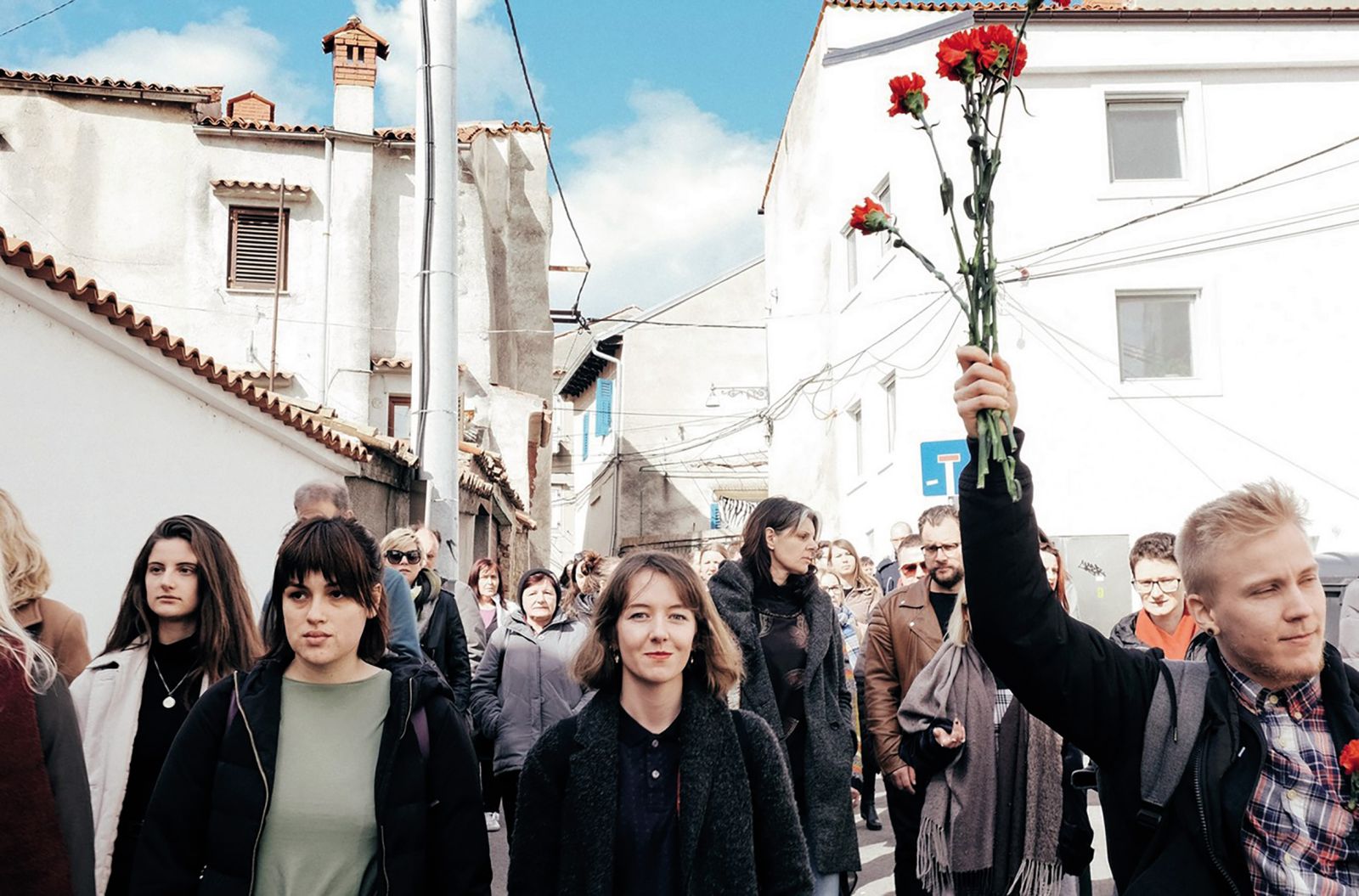 Protest za redefinicijo kaznivega dejanja posilstva v Kopru. Na fotografiji poleg Nike Kovač tudi pravnica Inštituta 8. marec Kristina Krajnc in vodja posebnih dogodkov Mark J. Užmah.
