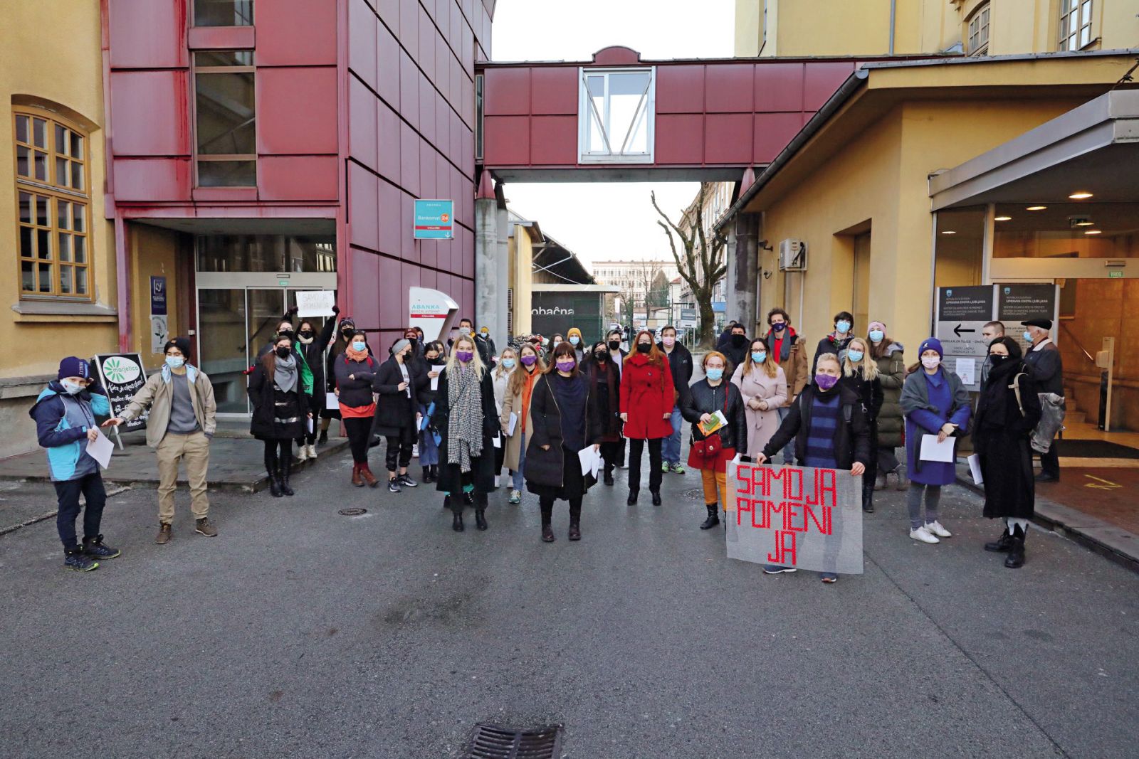 Skupinsko oddajanje podpisov za redefinicijo kaznivega dejanja posilstva. Zakonski predlog, uzakonitev modela »samo ja pomeni ja«  je maja potrdil državni zbor.