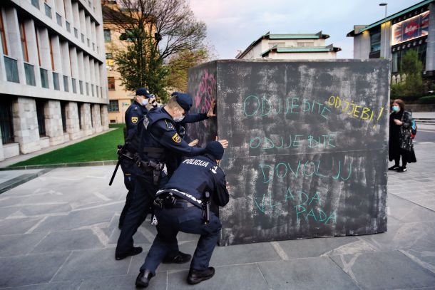 Spomenik vladi, ki mora oditi: granitna kocka