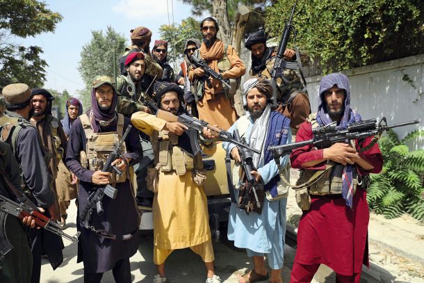 Skupina talibov, slikana na dan, ko je padel Kabul.