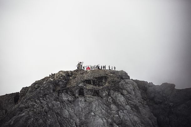 Pogled iz zraka na protivladni protest na Triglavu. Petek, 20. avgusta 2021. Bil je meglen dan in Marcel Štefančič, jr. je, potem ko so skupaj s pilotom in fotografom Borutom Krajncem iz letala skozi luknjo v megli vendarle uzrli odpravo pri Aljaževem stolpu, zapisal: »Protestniki so izgledali kot revolucija, ki je osvojila Triglav in ga vrnila ljudstvu. In to, da so osvojili Triglav ter ga vzeli Janši, je zelo pomembno, celo prelomno.« 