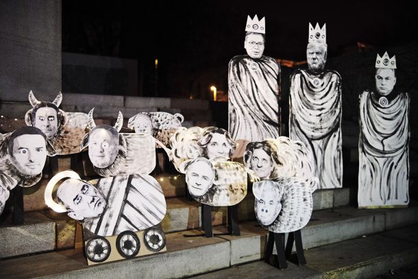 Božične jaslice na petkovem protestu proti vladi. (Kdor ugane vse like, bo dobil nagrado.)