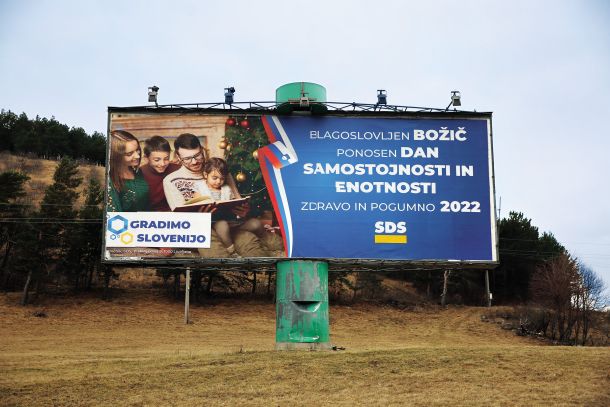 Oglas za najboljšo slovensko stranko ob avtocesti v bližini Senožeč 