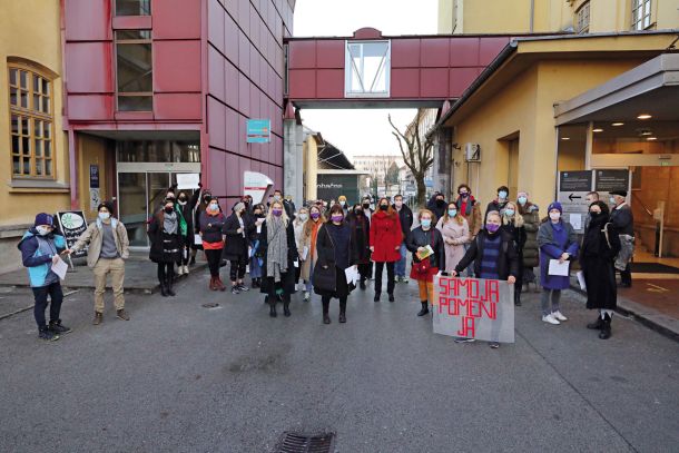 Skupinsko oddajanje podpisov za redefinicijo kaznivega dejanja posilstva. Zakonski predlog, uzakonitev modela »samo ja pomeni ja«  je maja potrdil državni zbor. 