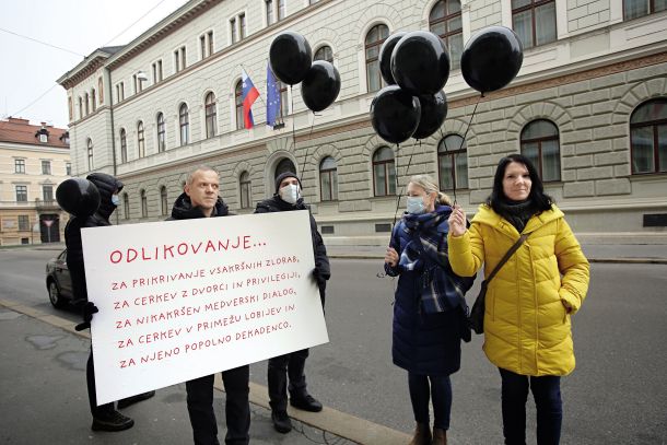 Janez Cerar in skupina protestnikov pred predsedniško palačo 