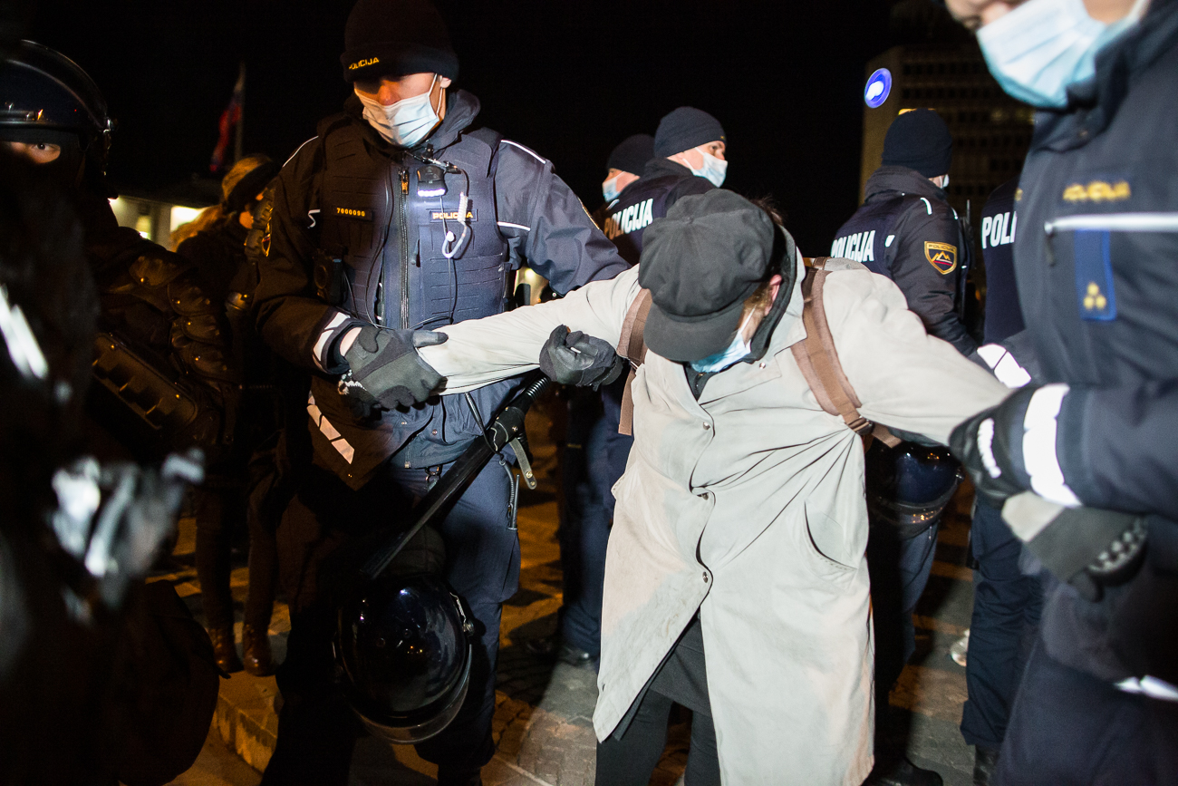 Policisti s Trga republike odpeljali starejšo gospo