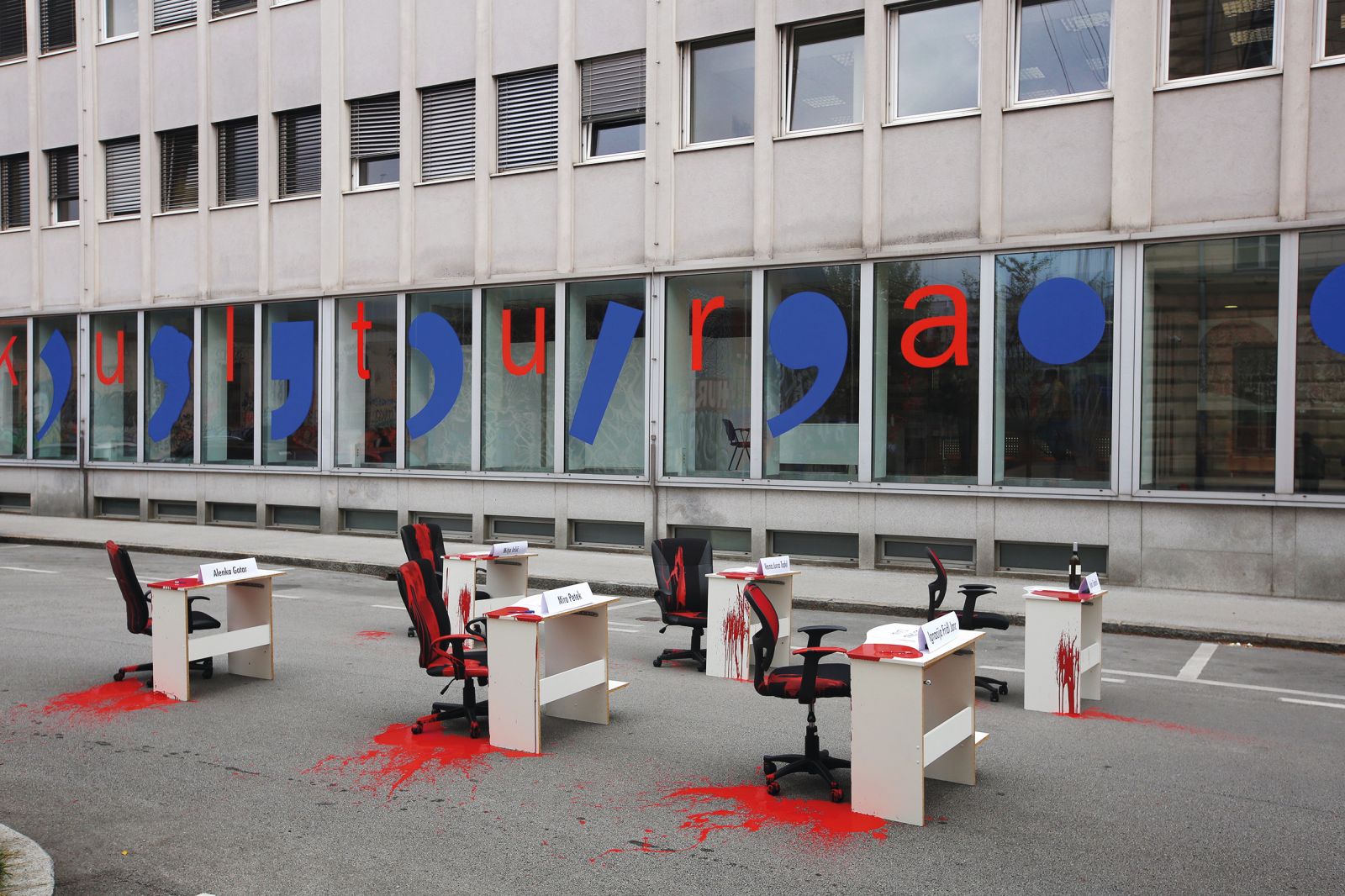 »Akril ni voda« - krvaveča umetniška akcija, krvaveča kultura, šest miz in več kazenskih ovadb