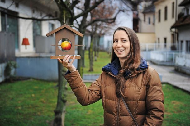 Psihologinja Katarina Veselko navaja štiri ključne pojave, povezane z epidemijo: povečan stres, povečana kognitivna obremenitev, opuščanje pozitivnih navad in socialna osamitev.