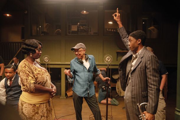 Igralca Viola Davis (levo) in Chadwick Boseman (desno) na snemanju filma Ma Rainey’s Black Bottom: oba sta nominirana za zlati globus, za več nagrad ju predlaga tudi Združenje filmskih igralcev; Bosemana, ki je avgusta lani umrl, celo za štiri nagrade. 