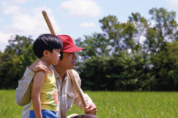 Vsesplošno čaščeni Minari je dobil »le« nominacijo za zlati globus za tujejezični film. V njem resda govorijo korejsko, a film se dogaja v Ameriki in posnel ga je ameriški režiser Lee Isaac Chung.
