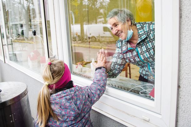 Topli stiki s prebivalci domov za starejše občane so onemogočeni že skoraj celo leto