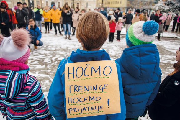 troci poleg šole ves ta čas niso smeli obiskovati tudi športnih dejavnosti 