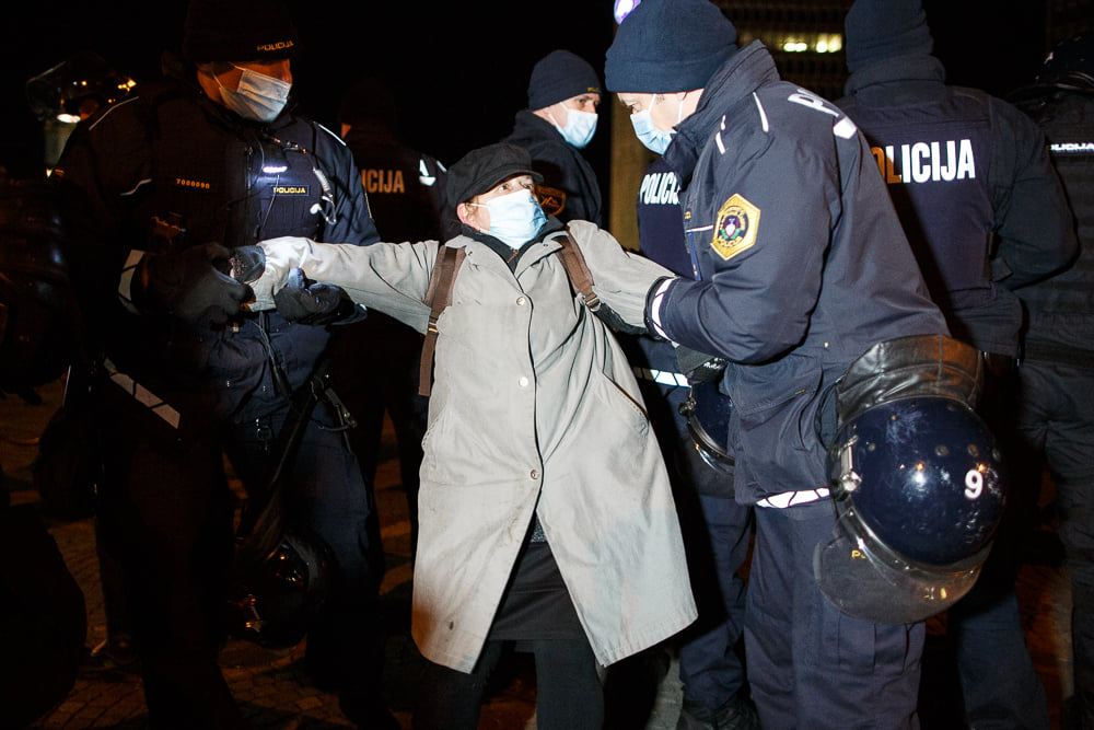 Prizor na Trgu republike prejšnji petek. Policisti so v policijsko vozilo odpeljali starejšo gospo, ker jim ni želela pokazati osebnega dokumenta, saj je želela vedeti, kaj je storila, medtem ko se je zgolj svobodno sprehala po trgu. Po informacijah Protestne ljudske skupščine naj bi prejela več kot 750 evrov kazni.