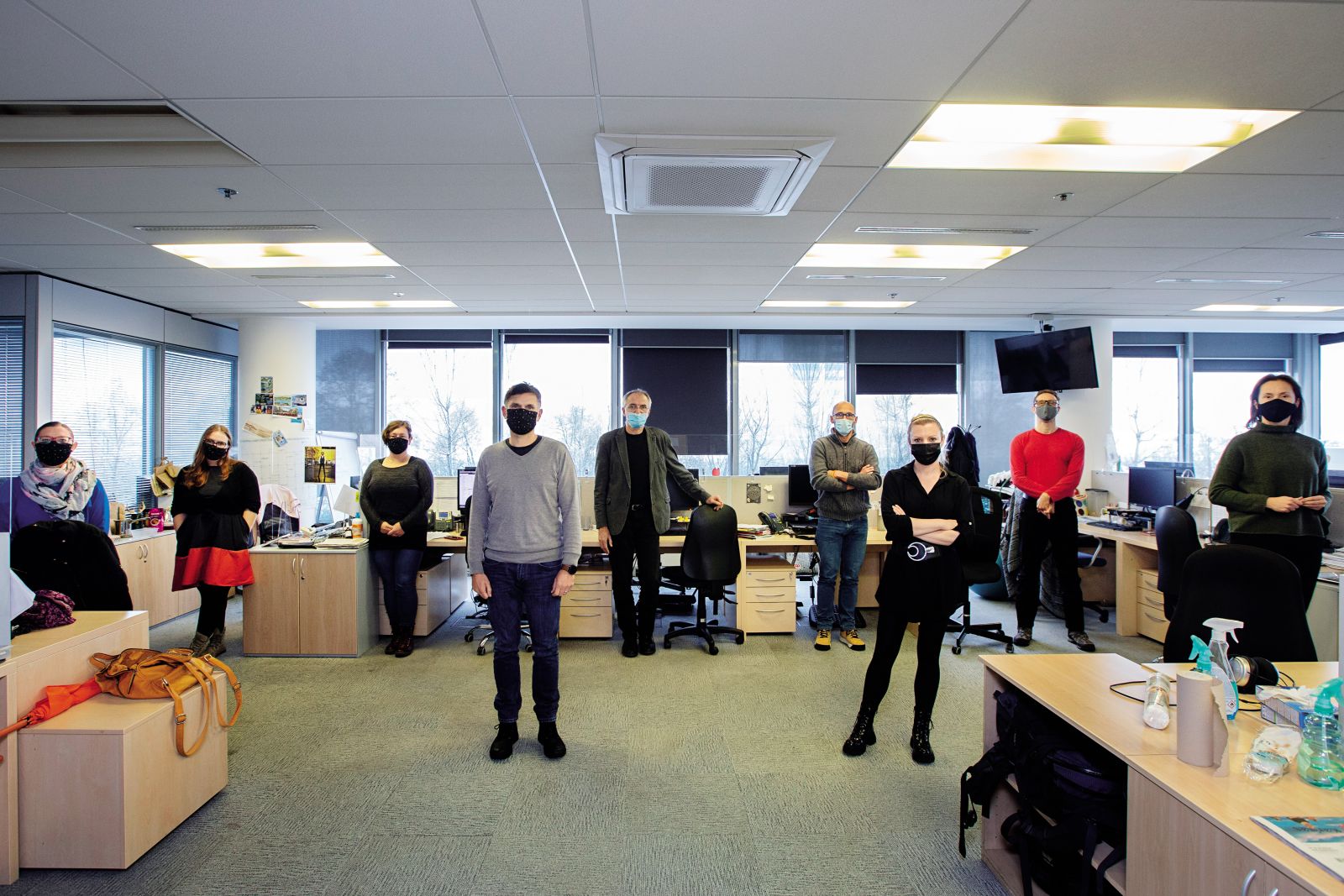 Uredništvo STA z »motečim« direktorjem Bojanom Veselinovičem v sredini