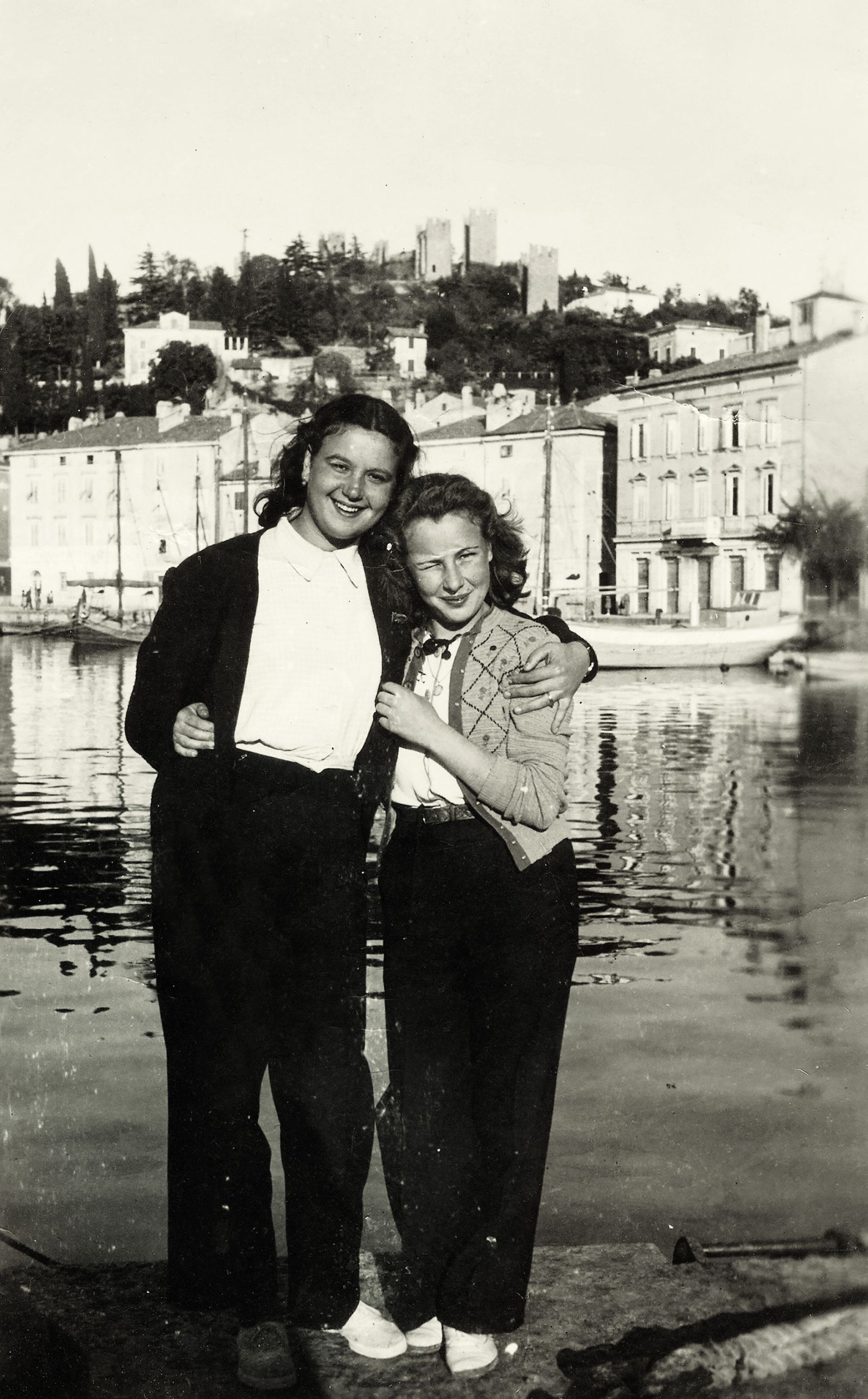Jolanda (levo) in Sava (desno) v piranskem pristanišču leta 1948. V tistem obdobju sta odrinili na prvo skupno plovbo.