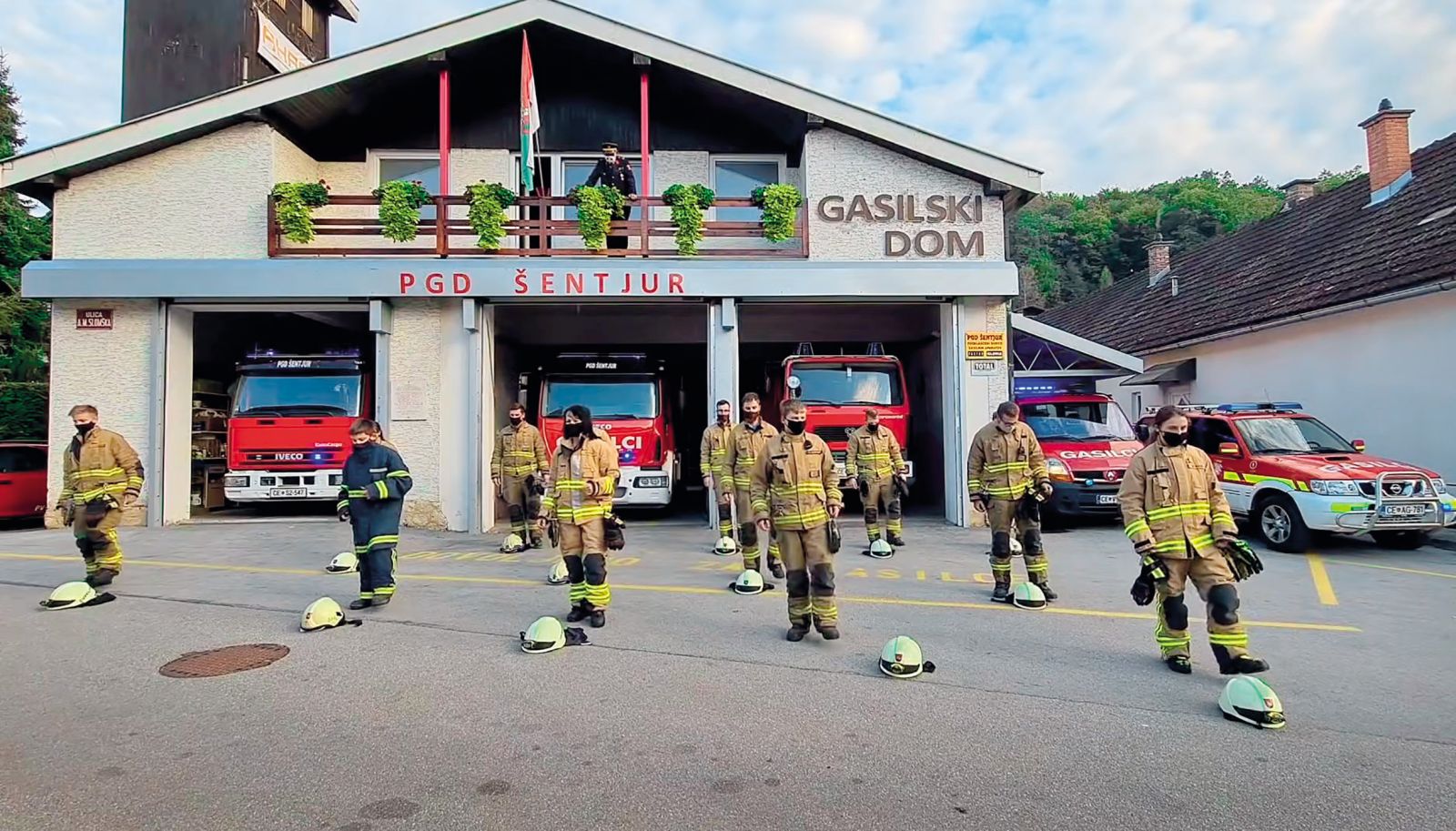 Plešejo in kaznujejo Slovenski policisti, ki jih je v zadnjem obdobju zlorabila politika, se želijo ljudem prikupiti s plesom na skladbo Jerusalema