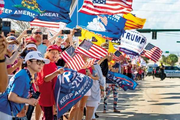 Kot v predsedniških časih: množica privržencev Donalda Trumpa ob cesti v Palm Beachu na Floridi, po kateri se je njegov avto peljal 15. februarja, na obletnico rojstva Georgea Washingtona, prvega ameriškega predsednika