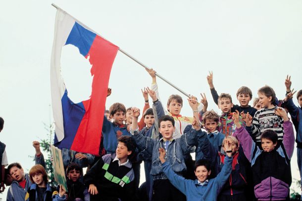 Pekrski junaki: Radvanjski najstniki 23. maja leta 1991. Štirje njihovi malce starejši vrstniki so nekaj ur pred tem zaustavili štiri tanke T55. 