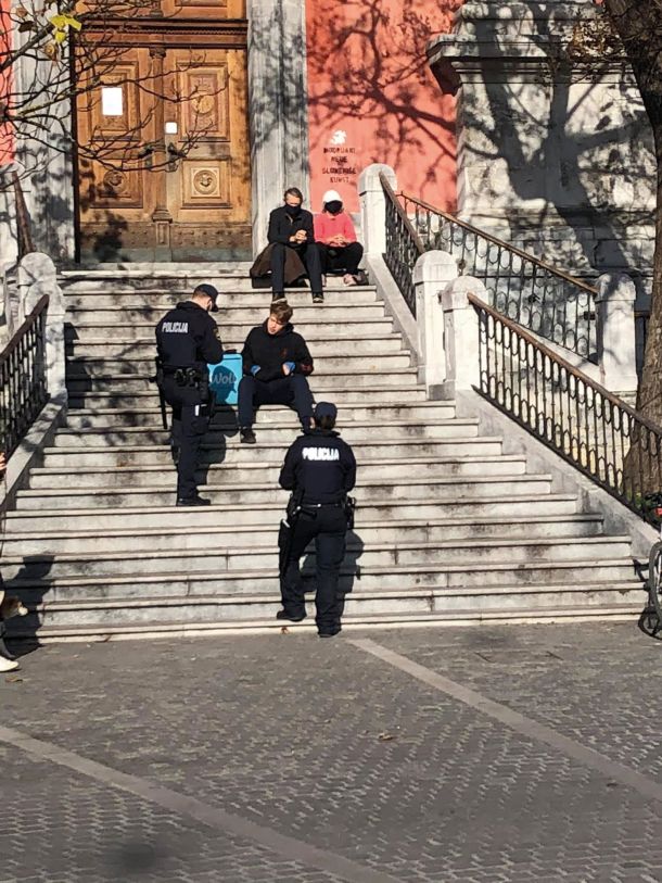 Policisti so lani novembra kaznovali dostavljavca hrane, kolesarja, ki si je med razvozom hrane vzel nekaj minut počitka, se usedel na stopnišče ljubljanske frančiškanske cerkve in poskušal pomalicati.