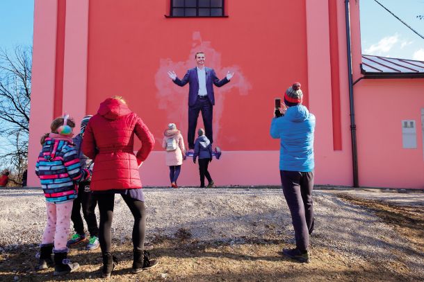 Sveti Matej na cerkvi Marijinega obiskanja na Rožniku: nalepka s podobo Mateja Tonina na fasadi cerkve /