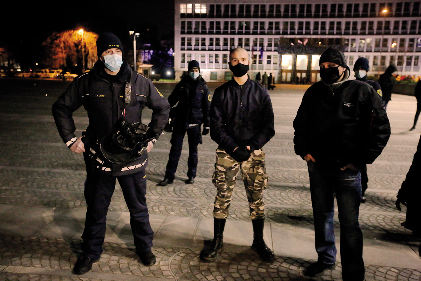 Nasprotniki petkovih protestnikov na petkovem protest | Borut Krajnc