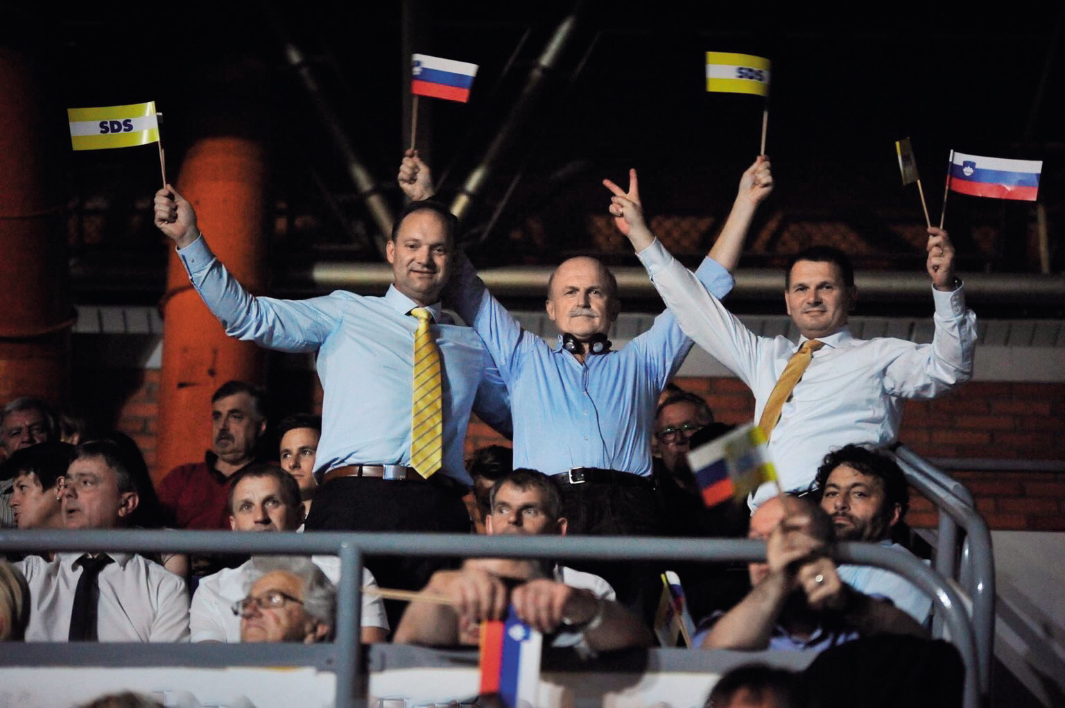 Konvencija stranke SDS leta 2018 v Celju: Franc Dover (na sliki v sredini), novi direktor DUTB. Na sliki levo Martin Zidanšek, vidni član SDS Slovenske Konjice, na desni pa Branko Bračko, član uprave Unior, Petrolovega nadzornega sveta in predsednik Gospodarsko podjetniškega foruma SDS.