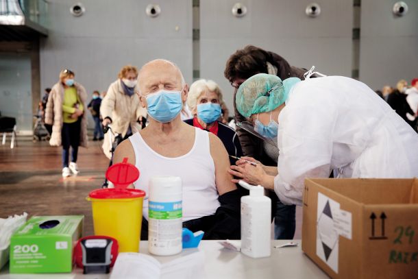 Ali čim več ljudem čim prej zagotoviti popolnejšo zaščito, ki jo zagotavljata dva odmerka cepiva, ali pa čim več ljudi cepiti z enim odmerkom in zagotoviti vsaj delno zaščito za večji delež prebivalstva? 