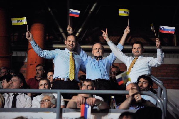 Konvencija stranke SDS leta 2018 v Celju: Franc Dover (na sliki v sredini), novi direktor DUTB. Na sliki levo Martin Zidanšek, vidni član SDS Slovenske Konjice, na desni pa Branko Bračko, član uprave Unior, Petrolovega nadzornega sveta in predsednik Gospodarsko podjetniškega foruma SDS. 