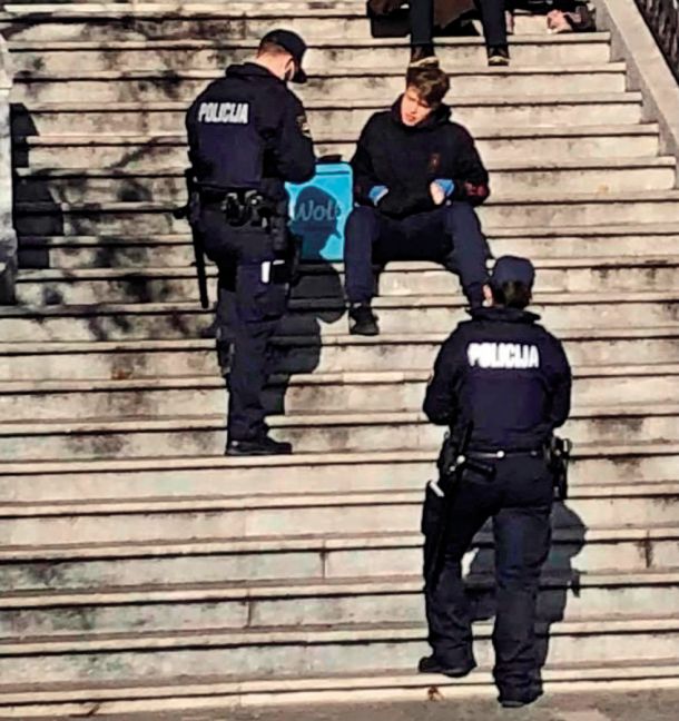 Dostavljavec hrane na stopnicah pred stolnico: Če bi bil zaposlen v podjetju in bi burek isti dan jedel v natrpani menzi skupaj s sodelavci, ne bi bil oglobljen