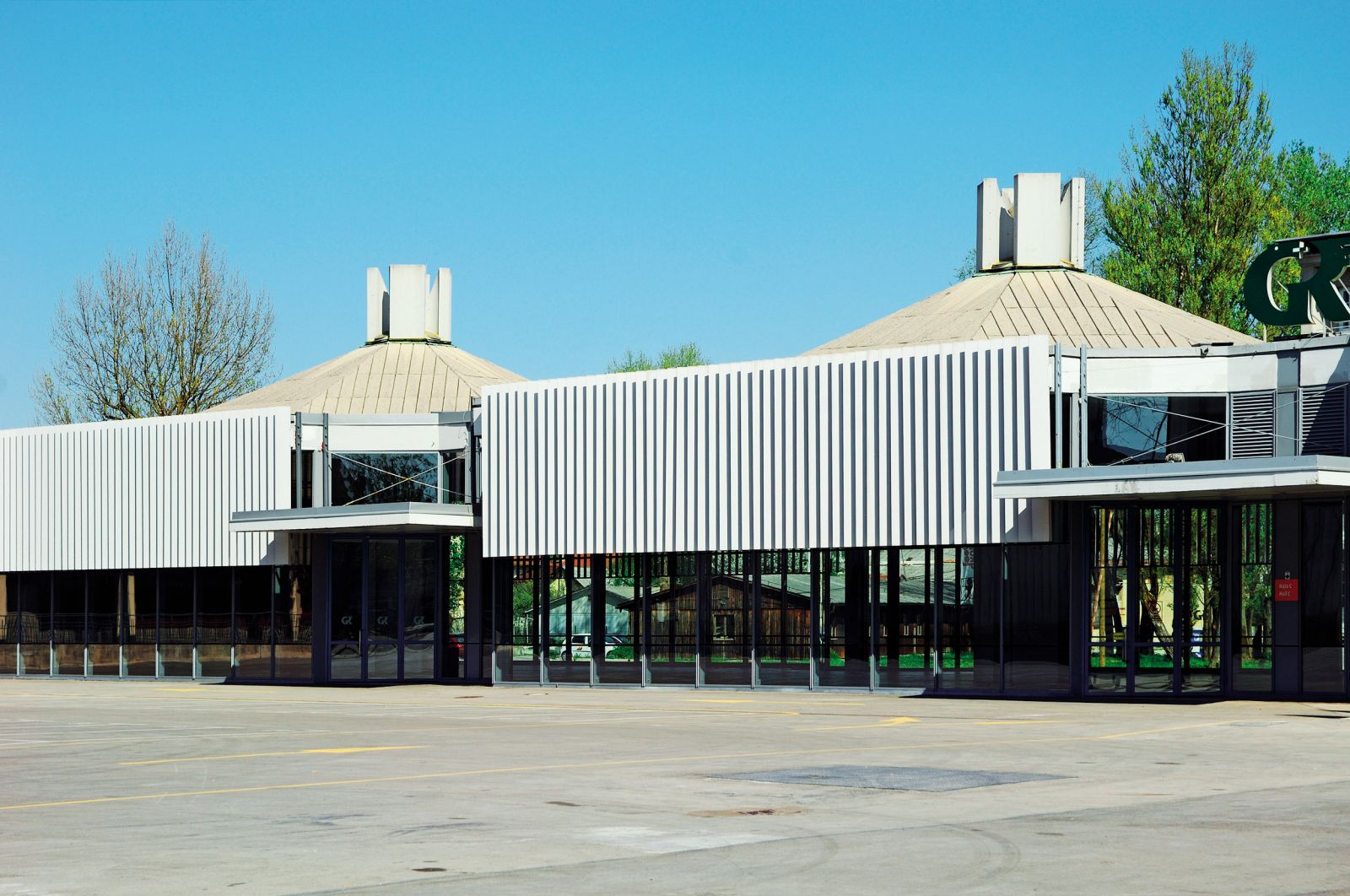 Mihelič je bil med pionirji gradnje ljubljanskega Gospodarskega razstavišča. Pri hali C je nanizal tipske kvadratne prostorske elemente z možnostjo prilagoditve različnim zahtevam razstavljavcev v enotni razstavni prostor.