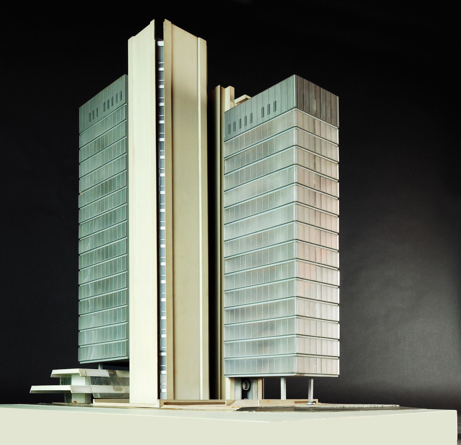 Maketa stolpnice S1in S2 iz leta 1969 kaže, kako naj bi ob osrednjem nosilnem stebru zrasli povezani stolpnici. Stolpnica S2, postavljena šele leta 1980, je ostala torzo in jo danes povsem neuspešno dopolnjuje stolpnica hotela InterContinental./