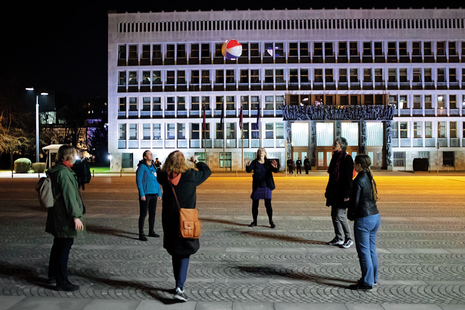 Športne igre pred parlamentom na petkovem protestu. Tokrat prvič brez kazni. | Gašper Lešnik