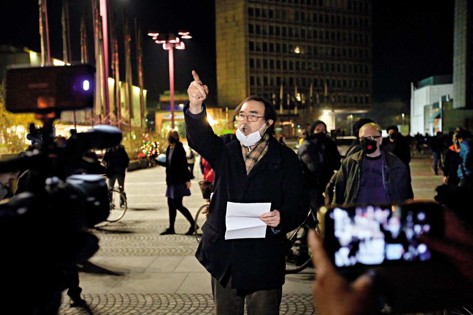 Boris A. Novak deklamira svojo pesem Izdajalci z veliko začetnico P pred poslopjem parlamenta. | Borut Krajnc