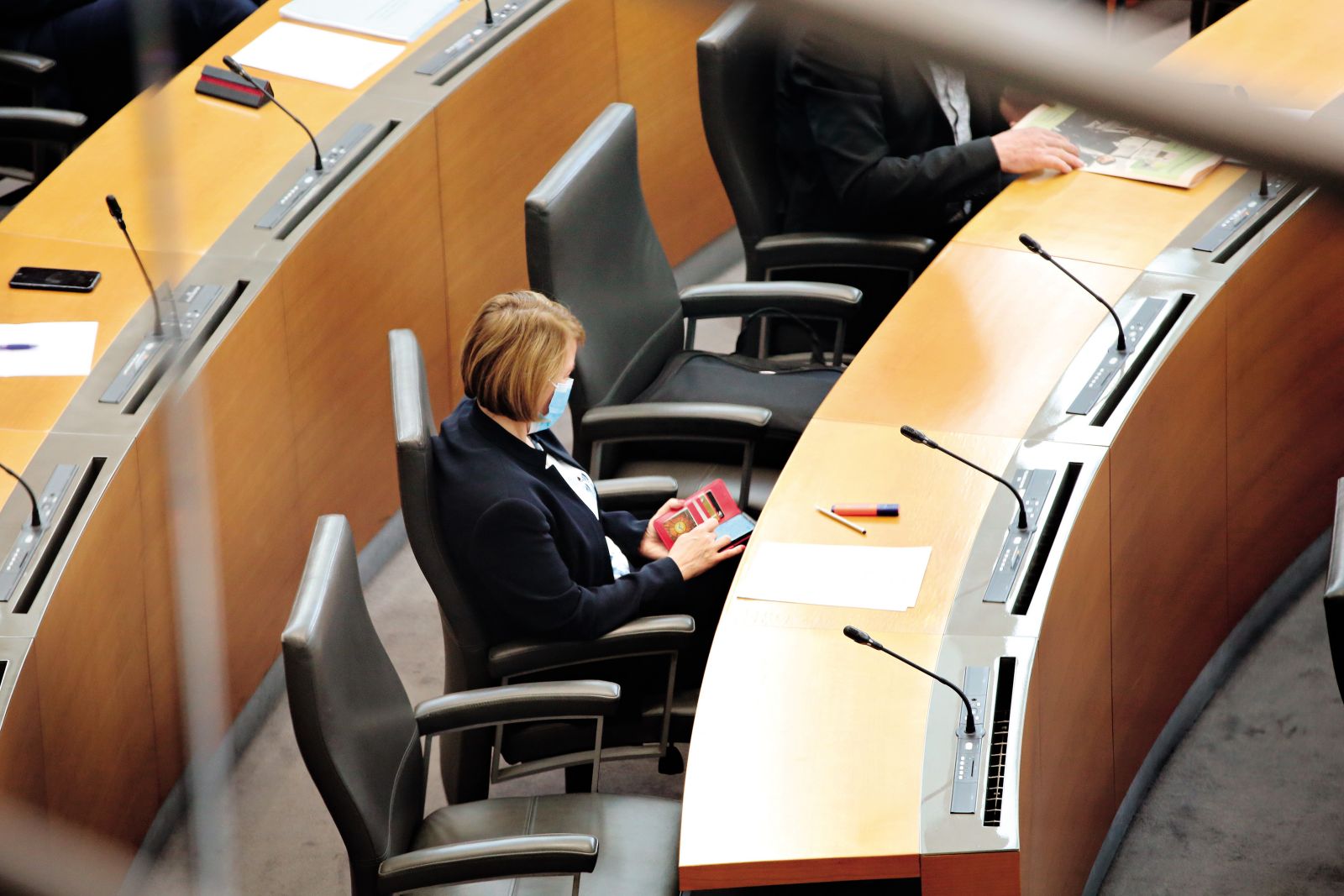 Alenka Jeraj aka Kopriva med čivkanjem v Državnem zboru