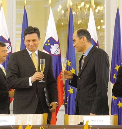 Borut Pahor in Janez Janša takoj po podpisu partnerstva za razvoj, aprila 2006
