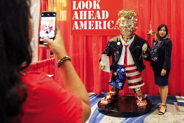 V hotel Hyatt Regency, kjer je potekala konferenca – so prinesli zlato skulpturo Donalda Trumpa.
