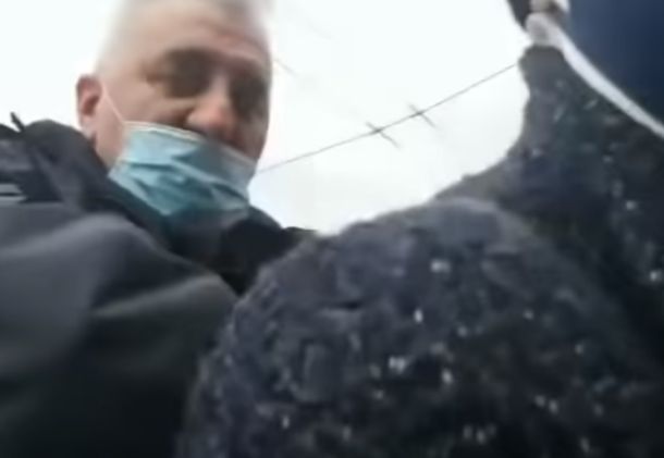 VIDEO: Aretacija aktivistke in novinarke, ki je pisala tudi za Mladino