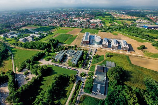 Biotehniško univerzitetno območje na Brdu sta leta 2014 dopolnili Fakulteta za kemijo in kemijsko tehnologijo ter Fakulteta za računalništvo in informatiko (B. Kolenc, M. Marinčič, M. Švigelj Černigoj).  