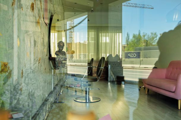 Fotografija z naslovom 09. 04. 2020, 13:07 razkriva zaprti salon ob Slovenski cesti, odsev z ulice pa tedaj opustelo gradbišče novega Šumija, ki je zdaj že skoraj zgrajen.