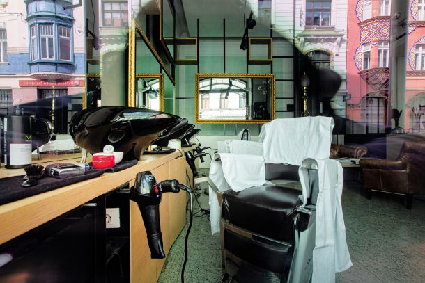 Na fotografiji z naslovom 16. 04. 2020, 15:08 je Borut Krajnc z ulice pogledal v salon Tista frizerska v ljubljanskem Hotelu Union.