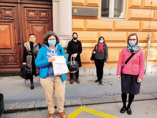 Vložitev pobude na ustavno sodišče (od leve proti desni): Katarina Bervar Sternad, Barbara Rajgelj, Anuška Podvršič, Nataša Posel, Jasna Zakonjšek 