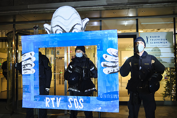 Prizor z enega od preteklih protestov pred stavbo RTV Slovenija