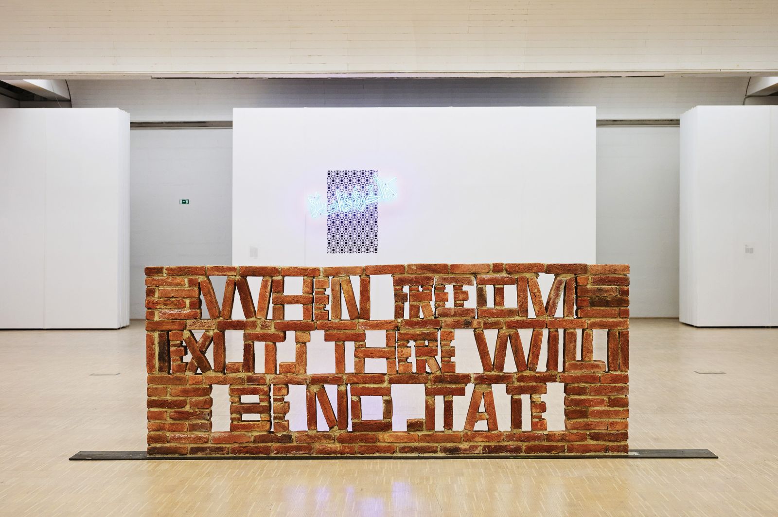 Opečna okna #1, delo avstrijskega umetnika Hannesa Zebedina z Leninovim citatom