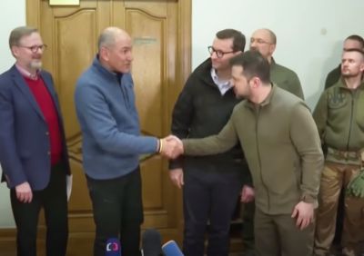 Janševo rokovanje s predsednikom Ukrajine Volodimirjem Zelenskim v Kijevu