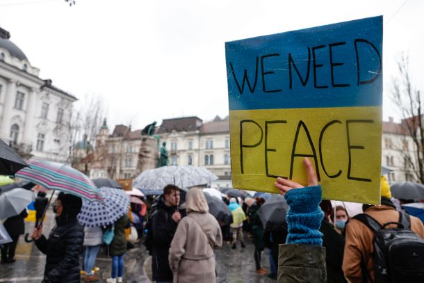 Petkovi protestniki so izrazili tudi nasprotovanje vojni v Ukrajini