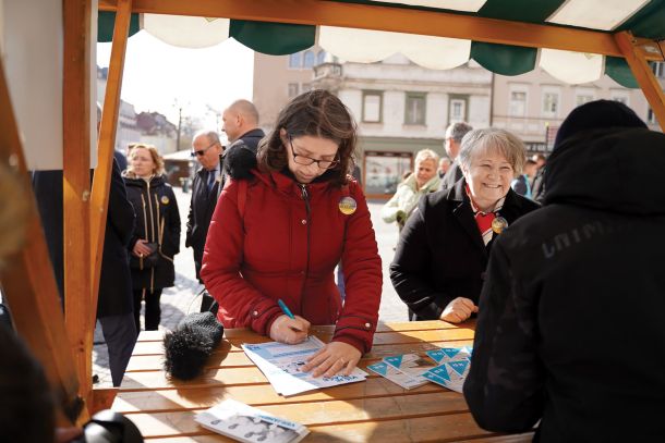 Zbiranje podpisov za reformo: le kdo ne bi višje plače?