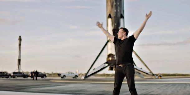 Za ambicije Elona Muska nebo še zdaleč ni meja: ko ubogih opic ne uči telepatskega igranja računalniških iger, je zazrt v vesolje, kjer s svojim podjetjem SpaceX tekmuje v vesoljski dirki 21. stoletja. »Želim umreti na Marsu, a ne ob pristanku«, pravi.