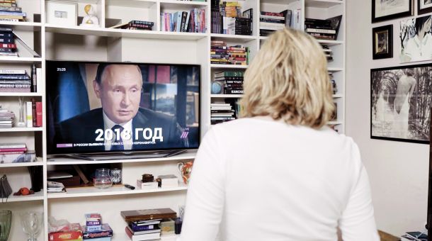 Film Z@jebi to službo ( Vera Kričevskaja), ki je v program priletel zadnji hip, govori o ruski neodvisni televizijski postaji Dožd, putinizmu, podrejanju medijev, propagandi in zlorabi oblasti.