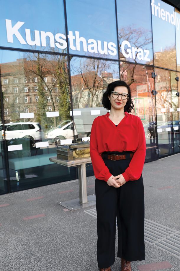 Andreja Hribernik pred galerijo sodobne umetnosti Kunsthaus v avstrijskem Gradcu, kjer bo petletni mandat direktorice nastopila 1. januarja 2023.